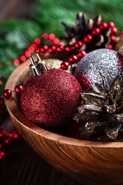 Kerstversiering Ballen Dennenappels Rode Slinger Kralen Een Houten Kom Close — Stockfoto