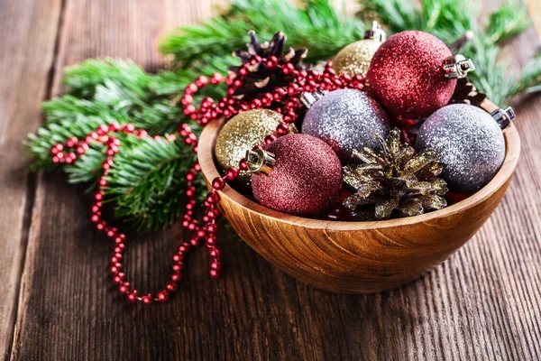 Kerstversiering Ballen Sparren Boom Rode Slinger Kralen Een Houten Kom — Stockfoto