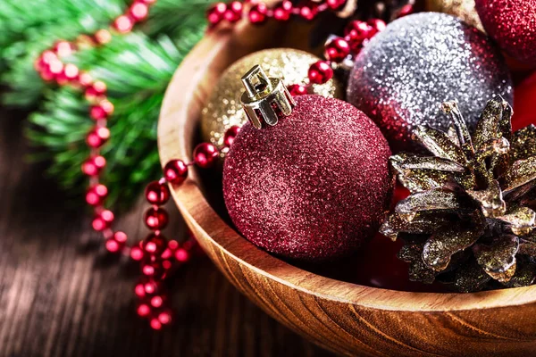 Kerstversiering Ballen Sparren Boom Rode Slinger Kralen Een Houten Kom — Stockfoto