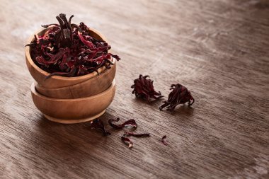 Hibiscus (Roselle, Karkade), ahşap arka planda, telif boşluğunda kuru çiçekler. Sağlıklı organik bitki çayı..