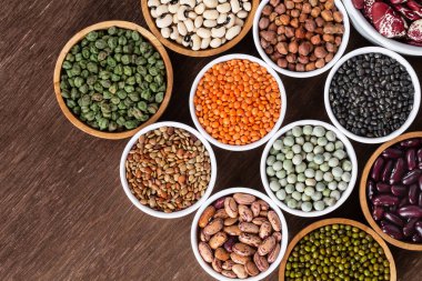 Çeşitli Hint baklagilleri. Fasulye, nohut, mercimek, dallı üst manzara. Sebze proteinleri. Vejetaryen yemeği. Sağlıklı yeme kavramı.