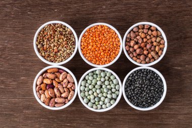 Çeşitli Hint baklagilleri. Fasulye, nohut, mercimek, dallı üst manzara. Sebze proteinleri. Vejetaryen yemeği. Sağlıklı yeme kavramı.