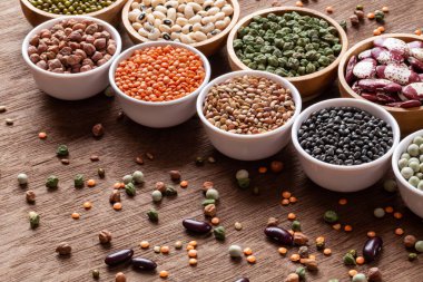 Ahşap arka planda çeşitli Hint baklagilleri var. Sebze proteinleri. Vejetaryenler için protein ürünleri. Sağlıklı yeme kavramı.