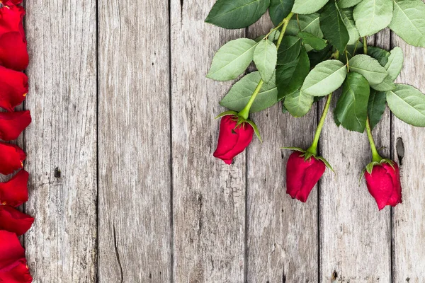 Fundo Romântico Com Rosas Vermelhas Florescendo Madeira Rústica Mesa Copyspace — Fotografia de Stock