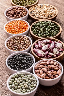 Ahşap arka planda çeşitli Hint baklagilleri var. Sebze proteinleri. Vejetaryenler için protein ürünleri. Sağlıklı yeme kavramı.