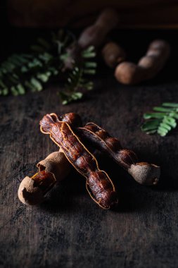 Koyu kırsal arka planda taze demirhindi meyveleri. Karamsar. Sağlıklı yemekler, egzotik yemekler..