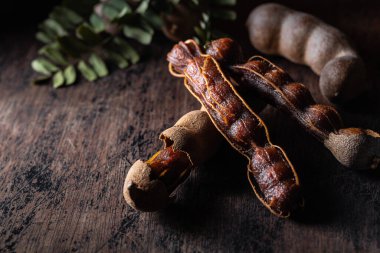 Telif uzayı koyu kırsal arka planda taze demirhindi meyveleri. Karamsar. Sağlıklı yemekler, egzotik yemekler..