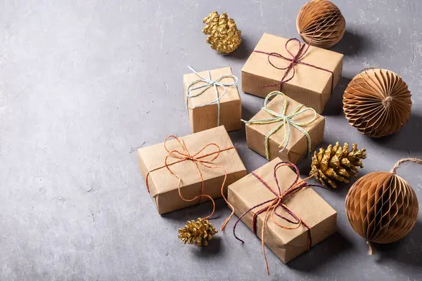 Feestelijke Kerstcompositie Gemaakt Met Geschenken Kraftpapier Milieuvriendelijke Decoraties Grijze Betonnen — Stockfoto