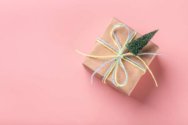 Caja Regalo Navidad Sobre Fondo Rosa Pastel Plano Vista Superior — Foto de Stock