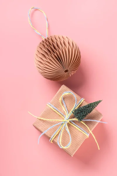 Composición Creativa Año Nuevo Navidad Hecha Con Regalo Una Bola — Foto de Stock