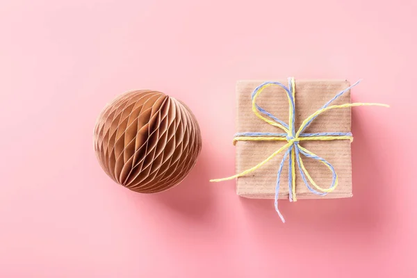 Composición Creativa Año Nuevo Navidad Hecha Con Regalo Una Bola — Foto de Stock