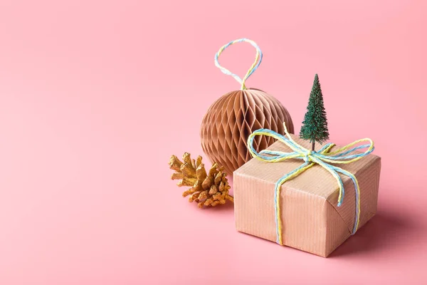 Yeni Yıl Noel Yaratıcı Kompozisyonu Pastel Pembe Arka Plan Üzerine — Stok fotoğraf