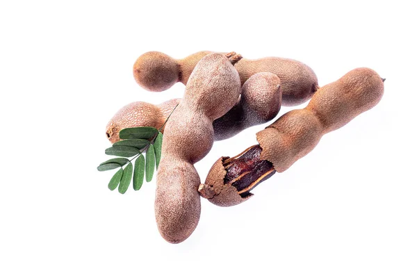 Frutas Enteras Tamarindo Fresco Con Hojas Verdes Aisladas Blanco Comida —  Fotos de Stock