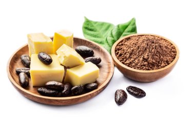 Kakao fasulyesi ve ahşap kaselerde toz ve beyaz arka planda izole edilmiş taze yapraklar.. 