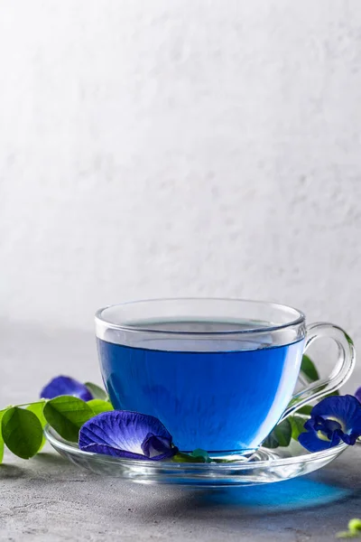 Πεταλούδα Μπιζέλι Μπλε Λουλούδι Μπιζέλι Φυτικό Τσάι Ένα Γυάλινο Κύπελλο — Φωτογραφία Αρχείου