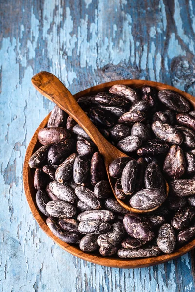 Granos Cacao Secos Crudos Orgánicos Cuenco Madera Sobre Fondo Rústico —  Fotos de Stock