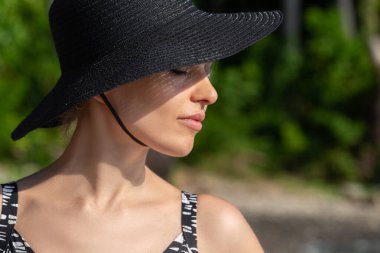 Kapalı gözlü, çekici, 30 'lu yaşlarda sarışın bir kadının yakın plan portresi tropikal plajda kopyalanmış zamanının tadını çıkarıyor. İyi tatiller, seyahatler, rüyalar.