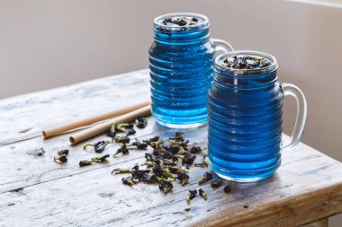 Kırsal masada cam kavanoz soğuk Kelebek bezelye çayı (bezelye çiçeği, mavi bezelye). Sağlıklı detoks bitkisel kafein ücretsiz taze moda içecek