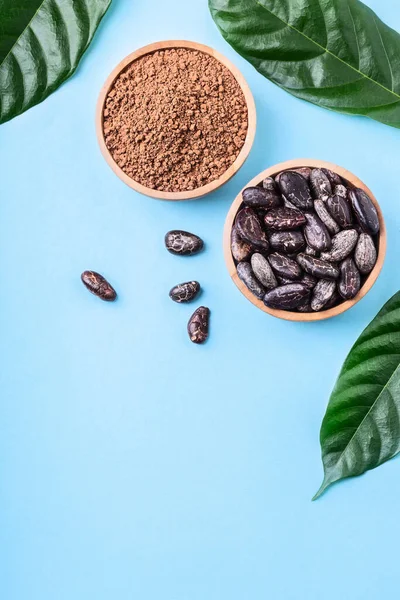 Polvo Cacao Granos Cacao Enteros Tazones Madera Con Hojas Frescas —  Fotos de Stock