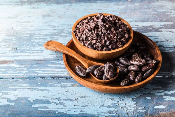 Granos Cacao Crudos Orgánicos Plumas Cuencos Madera Sobre Fondo Rústico —  Fotos de Stock
