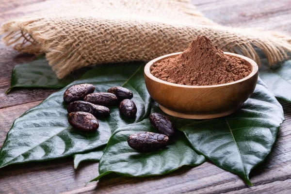 Tahta Kasede Kakao Tozu Kuru Kakao Çekirdekleri Eski Kırsal Masada — Stok fotoğraf