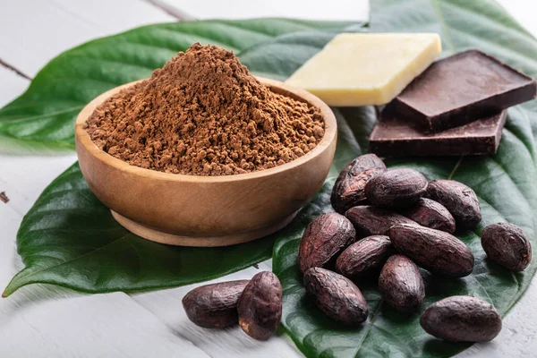 Polvo Cacao Cuenco Madera Granos Cacao Enteros Trozos Chocolate Amargo — Foto de Stock