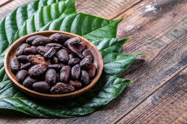 Frijoles Cacao Enteros Tazón Madera Con Hojas Frescas Originales Primer — Foto de Stock