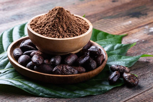 Polvo Cacao Granos Cacao Enteros Tazón Madera Con Hojas Frescas —  Fotos de Stock