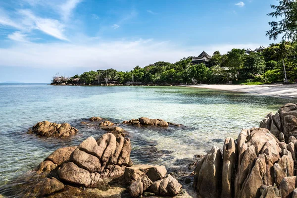 Vue Imprenable Sur Belle Plage Sable Tropical Avec Roche Eau — Photo