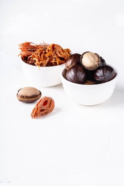 Telif uzayı ile yakın plan beyaz beton arka planda kuru topuz. Hint baharatı