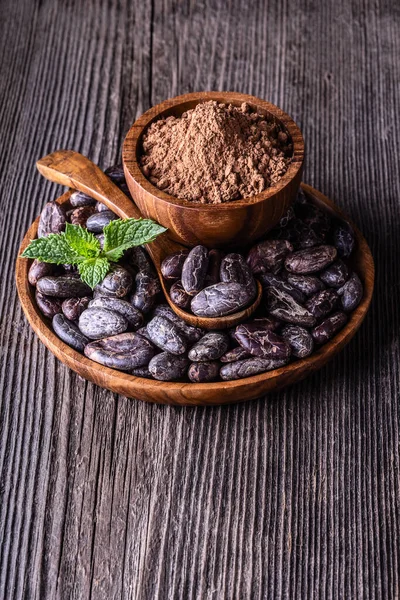 Frijoles Cacao Secos Enteros Cuenco Madera Cuchara Menta Sobre Fondo — Foto de Stock