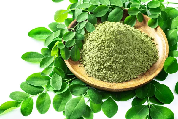 Moringa Proszek Moringa Oleifera Drewnianej Misce Oryginalnym Świeżych Liści Moringa — Zdjęcie stockowe