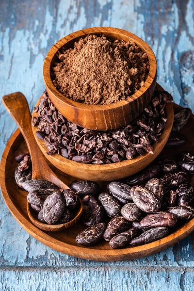 Granos Cacao Crudos Orgánicos Plumas Polvo Cuencos Madera Sobre Fondo — Foto de Stock