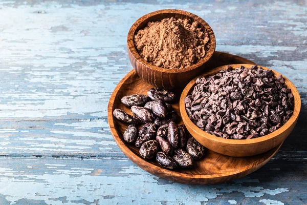 Granos Cacao Crudos Orgánicos Plumas Cuencos Madera Sobre Fondo Rústico — Foto de Stock