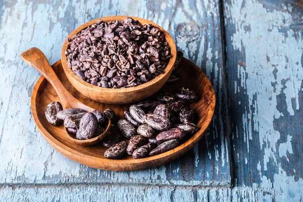 Granos Cacao Secos Crudos Orgánicos Plumas Cuencos Madera Sobre Fondo — Foto de Stock