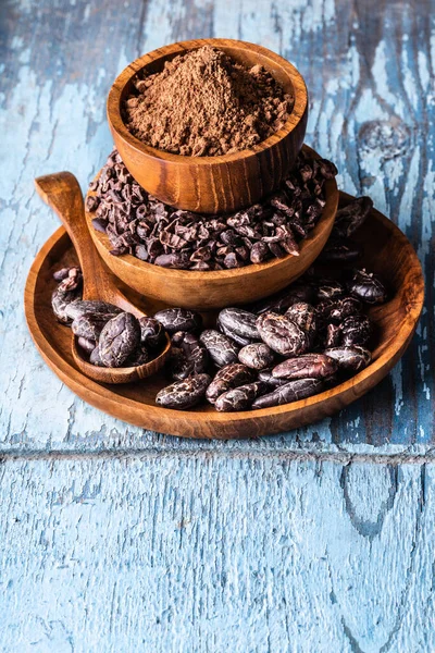 Granos Cacao Crudos Orgánicos Plumas Polvo Cuencos Madera Sobre Fondo — Foto de Stock