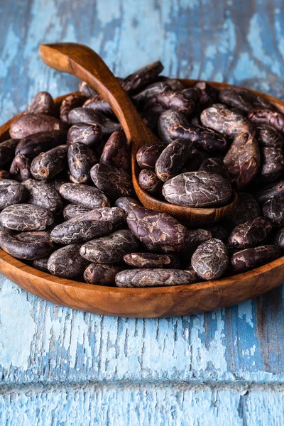 Frijoles Cacao Tazón Madera Sobre Fondo Rústico Azul Enfoque Selectivo —  Fotos de Stock