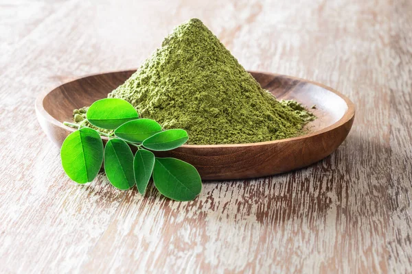 Moringa Proszku Moringa Oleifera Drewnianej Misce Oryginalnymi Świeżymi Liśćmi Moringi — Zdjęcie stockowe