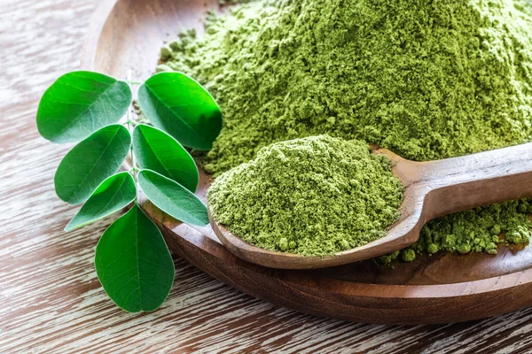 Moringa Pulver Moringa Oleifera Holzschale Mit Original Frischen Moringa Blättern — Stockfoto