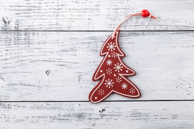 Beyaz ahşap arka planda kırmızı Noel ağacı oyuncağı
