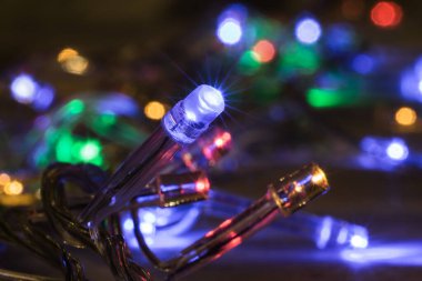 Parlayan renkli Noel ağacı çelengi yakın plan, tonlu görüntü.