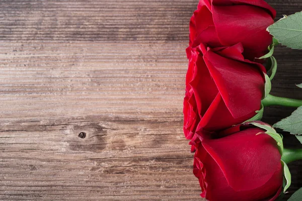 Drie Rode Roos Houten Achtergrond Met Copyspace Liefde Romantiek Bruiloft — Stockfoto