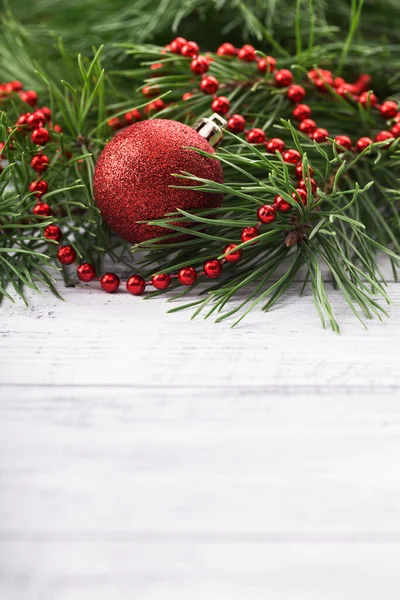 Рождественское Украшение Красный Шар Гирлянда Сосновая Ветвь Белом Деревянном Фоне — стоковое фото