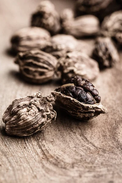 Cardamomo Negro Entero Sobre Fondo Madera Con Espacio Copia Vertical —  Fotos de Stock