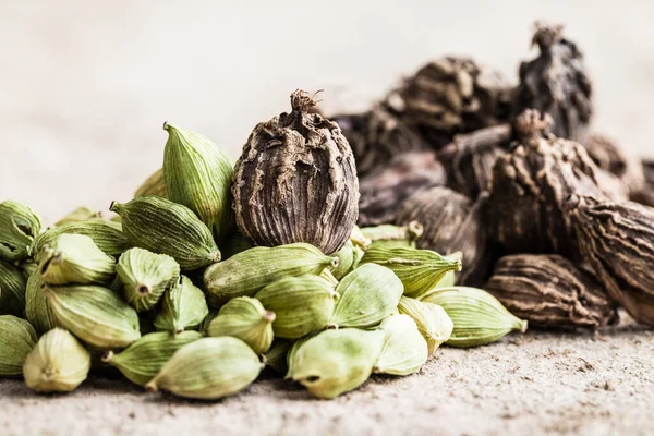 Preto Verde Cardamomo Sementes Inteiras Sobre Fundo Madeira Especiaria Indiana — Fotografia de Stock