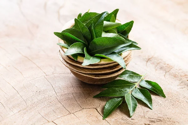 Hojas Frescas Curry Recipiente Coco Sobre Fondo Madera Cerca Especias — Foto de Stock