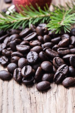 Köknar ağacı dallı kahve çekirdekleri ahşap arka planda ve kopyalanmış