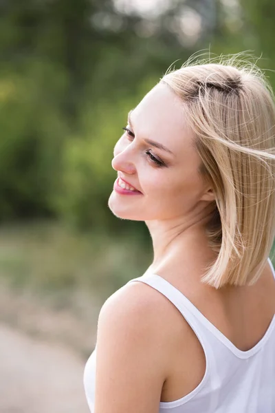 Retrato Livre Uma Bela Mulher Loira Meia Idade Sorridente Close — Fotografia de Stock