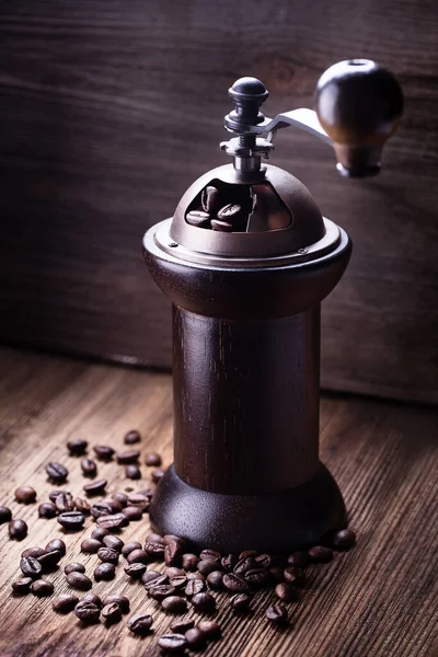 Hela Kaffebönor Kaffekvarn Trä Bakgrund — Stockfoto