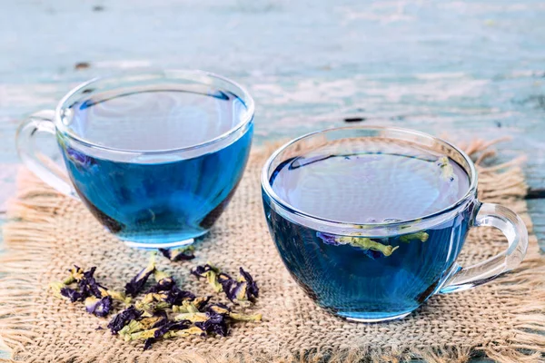 Δύο Φλιτζάνια Τσάι Πεταλούδα Μπιζέλι Μπιζέλια Λουλούδια Μπλε Μπιζέλι Για — Φωτογραφία Αρχείου